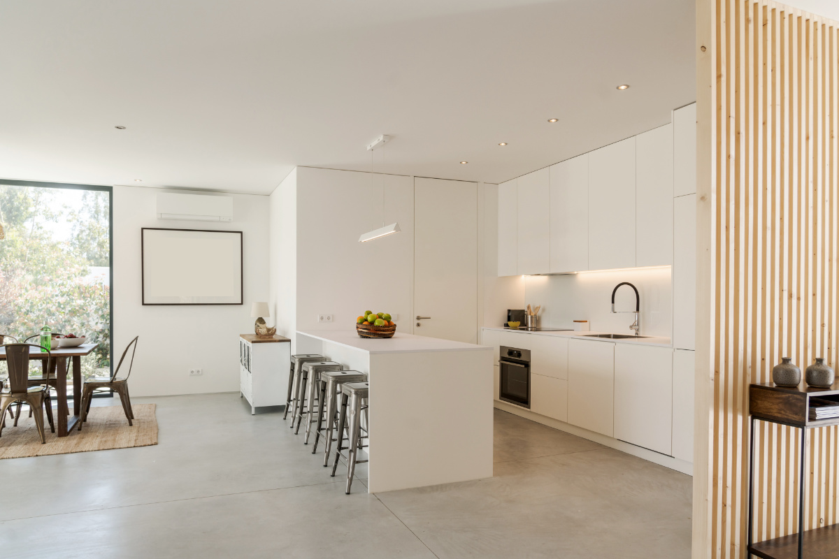 kitchen-in-modern-vacation-house-QK56Y9A